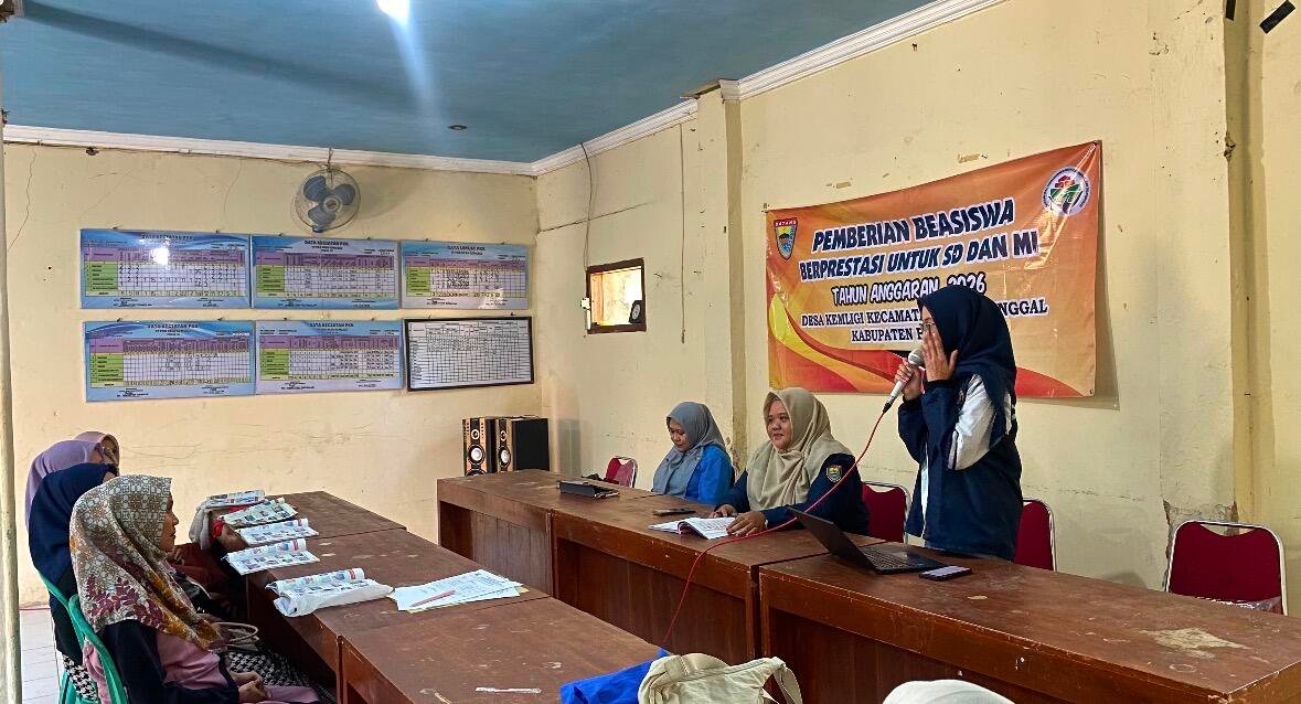 Dokumentasi Mahasiswa KKN Undip saat beri penyuluhan gizi seimbang kepada peserta Kelas Ibu Hamil di Desa Kemligi. (Sumber: Dokumentasi Pribadi) 