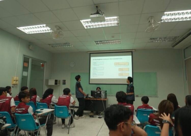 Merajut Bahasa, Menari dalam Budaya: Kisah Pengabdian KKN di Songkhla Rajabhat University, Thailand 46 Mahasiswa KKN Internasional IPB University perkenalkan budaya Indonesia kepada mahasiswa SKRU. (Sumber: Dokumentasi Pribadi)