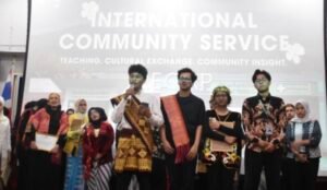 Merajut Bahasa, Menari dalam Budaya: Kisah Pengabdian KKN di Songkhla Rajabhat University, Thailand 47 Mahasiswa KKN Internasional IPB University perkenalkan budaya Indonesia kepada mahasiswa SKRU. (Sumber: Dokumentasi Pribadi)