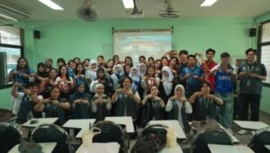 Merajut Bahasa, Menari dalam Budaya: Kisah Pengabdian KKN di Songkhla Rajabhat University, Thailand 48 Mahasiswa KKN Internasional IPB University perkenalkan budaya Indonesia kepada mahasiswa SKRU. (Sumber: Dokumentasi Pribadi)
