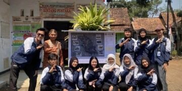 Mahasiswa TIM II KKN-R UNDIP memetakan potensi dan pendataan UMKM dengan hasil Peta Citra Fasilitas Umum dan UMKM di Desa Penangkan (Sumber: Dokumentasi Pribadi)
