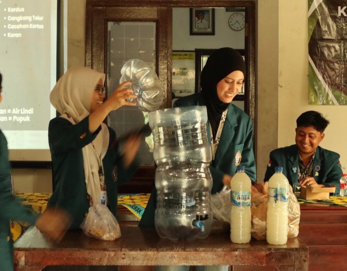 Mahasiswa KKN Undip mempraktekkan tahapan pembuatan dan penggunaan Komposter Sederhana sebagai salah satu cara pengolahan sampah organik di Desa Penangkan (Sumber: Dokumentasi Pribadi)
