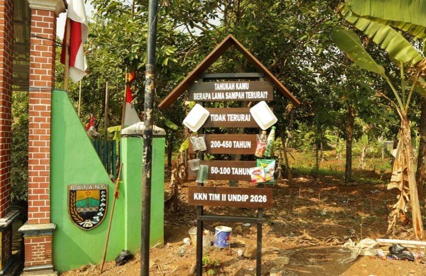 Dokumentasi Mahasiswa KKN Undip saat kegiatan edukasi dan pengabdian di Desa Penangkan. (Sumber: Dokumentasi Pribadi)