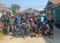 Aksi gotong royong dan kerja bakti membersihkan lingkungan permukiman Desa Sukamanah bersama warga, 26 Juli 2026. (Sumber: Dokumentasi Pribadi)