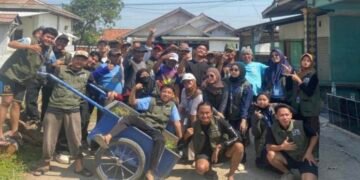 Aksi gotong royong dan kerja bakti membersihkan lingkungan permukiman Desa Sukamanah bersama warga, 26 Juli 2026. (Sumber: Dokumentasi Pribadi)