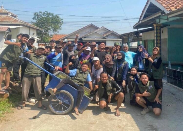Mahasiswa KKN Universitas Pelita Bangsa Gerakkan Kepedulian Lingkungan di Desa Sukamanah 46 Aksi gotong royong dan kerja bakti membersihkan lingkungan permukiman Desa Sukamanah bersama warga, 26 Juli 2026. (Sumber: Dokumentasi Pribadi)