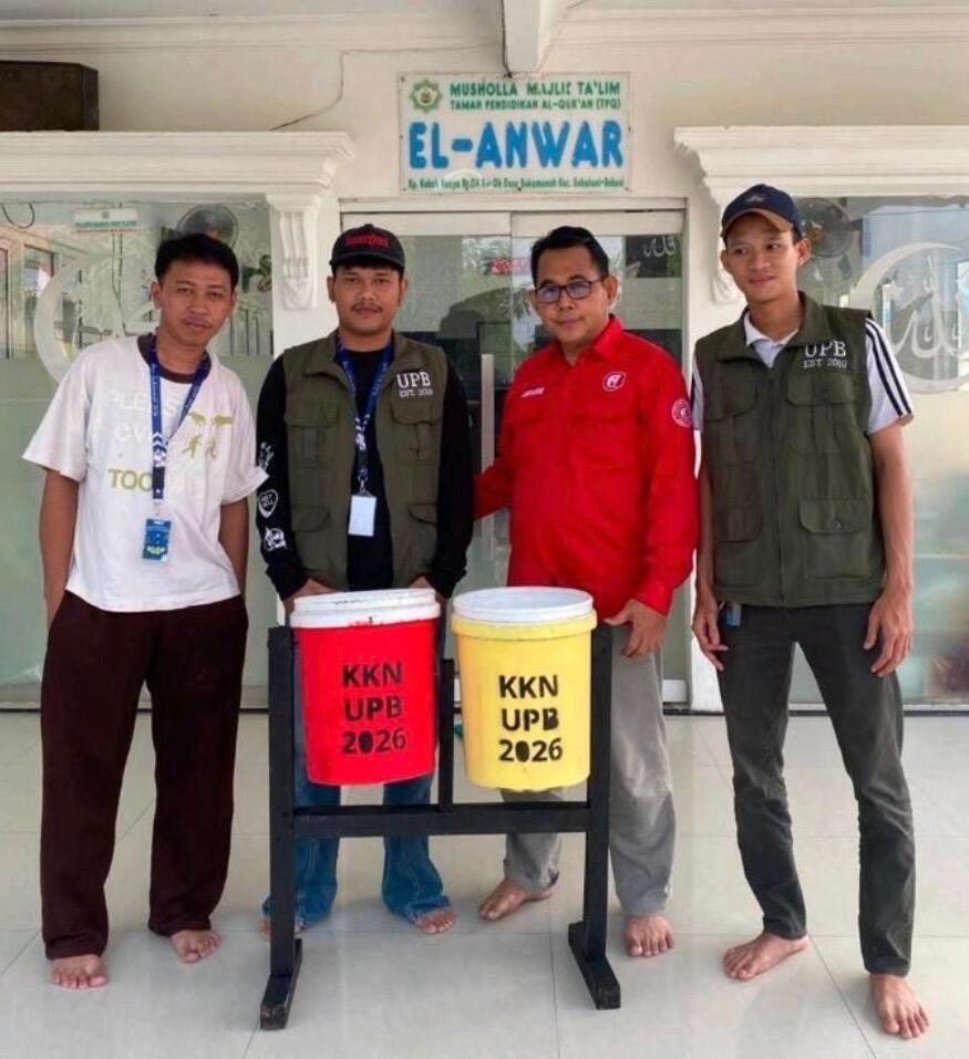 Mahasiswa KKN Universitas Pelita Bangsa Gerakkan Kepedulian Lingkungan di Desa Sukamanah 47 Penyerahan dan pemasangan tempat sampah terpilah di Musholah Majlis Ta'lim TPQ El-Anwar, Desa Sukamanah, 7 Agustus 2026. (Sumber: Dokumentasi Pribadi)