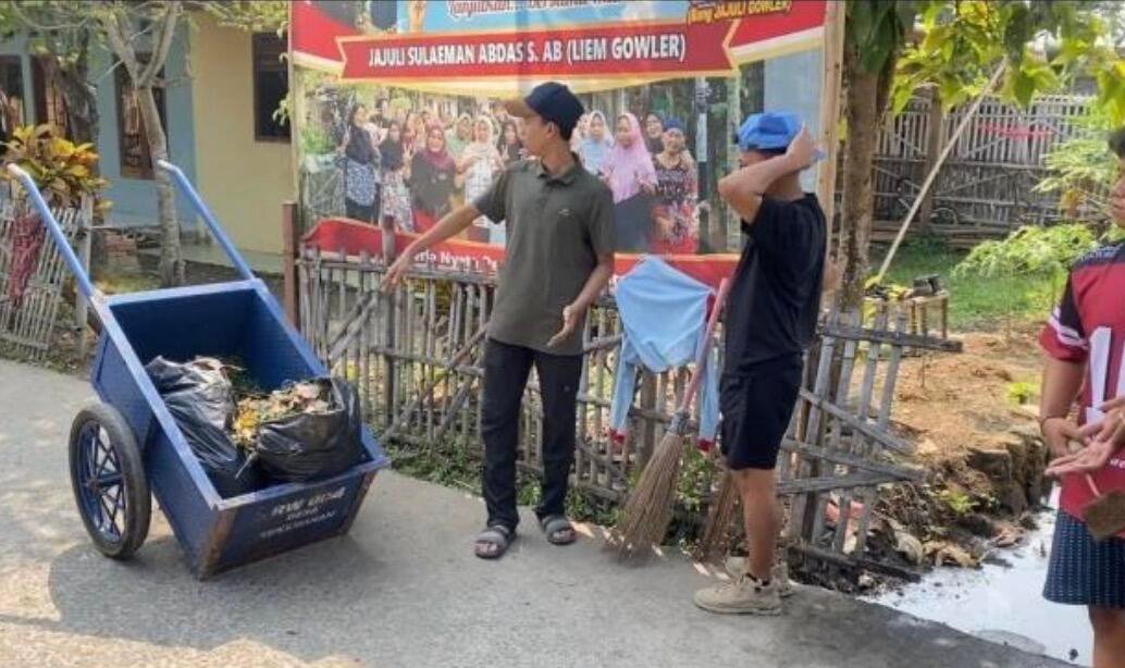 Mahasiswa KKN Universitas Pelita Bangsa Gerakkan Kepedulian Lingkungan di Desa Sukamanah 48 Kegiatan pengumpulan sampah menggunakan gerobak dorong di area lingkungan RW 004 Desa Sukamanah, 9 Agustus 2026. (Sumber: Dokumentasi Pribadi)