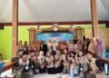 Mahasiswa KKN 80 UNISRI Edukasi Kewirausahaan melalui Pelatihan Pembuatan Keychain Makrame Bernilai Jual di Desa Denanyar 47 Dokumentasi Ibu-ibu PKK saat pelatihan pembuatan keychain makrame bersama mahasiswa KKN. (Sumber: Dokumentasi Pribadi)
