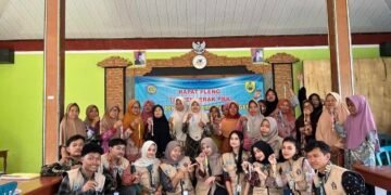 Dokumentasi Ibu-ibu PKK saat pelatihan pembuatan keychain makrame bersama mahasiswa KKN. (Sumber: Dokumentasi Pribadi)