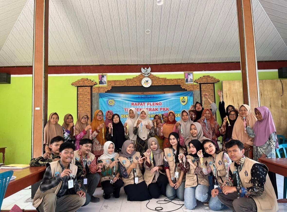 Dokumentasi Ibu-ibu PKK saat pelatihan pembuatan keychain makrame bersama mahasiswa KKN. (Sumber: Dokumentasi Pribadi)