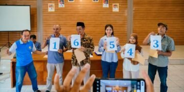 Mahasiswi Ekonomi Pembangunan Maju Sebagai Calon BPD Termuda di Desa Duren 56 Friska Eka Widya sedang mengambil nomor urut (sumber: dokumentasi pribadi)