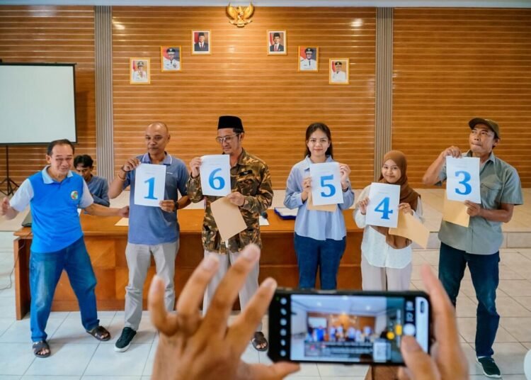 Mahasiswi Ekonomi Pembangunan Maju Sebagai Calon BPD Termuda di Desa Duren 46 Friska Eka Widya sedang mengambil nomor urut (sumber: dokumentasi pribadi)