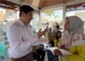 Satu Modul, Satu Aksi, untuk Tumbuh Kembang Anak yang Lebih Optimal, Tim UHT dan Kader Posyandu Pangkahkulon Praktik Implementasi SDIDTK-CISIU 47 Penjelasan Langsung Modul SDIDTK – CISIU dari dr. Ronald Pratama Adiwinoto, M.Ked.Trop. Bersama Kader (Sumber: Dokumentasi Pribadi)
