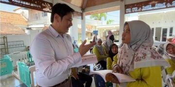 Satu Modul, Satu Aksi, untuk Tumbuh Kembang Anak yang Lebih Optimal, Tim UHT dan Kader Posyandu Pangkahkulon Praktik Implementasi SDIDTK-CISIU 58 Penjelasan Langsung Modul SDIDTK – CISIU dari dr. Ronald Pratama Adiwinoto, M.Ked.Trop. Bersama Kader (Sumber: Dokumentasi Pribadi)