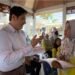 Satu Modul, Satu Aksi, untuk Tumbuh Kembang Anak yang Lebih Optimal, Tim UHT dan Kader Posyandu Pangkahkulon Praktik Implementasi SDIDTK-CISIU 51 Penjelasan Langsung Modul SDIDTK – CISIU dari dr. Ronald Pratama Adiwinoto, M.Ked.Trop. Bersama Kader (Sumber: Dokumentasi Pribadi)