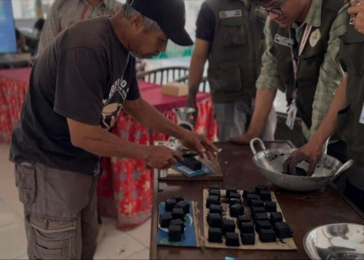 Inovasi KKN 171 UMM: Sulap Limbah Kulit Kopi Menjadi Briket Ekonomis "Brikopi Harjo" Sebagai Salah Satu Solusi untuk Mengatasi Limbah Kulit Kopi 46 Dokumentasi Kegiatan Pelatihan dan Edukasi Briket dari Kulit Kopi) (Sumber: Dokumentasi Pribadi)
