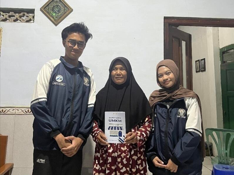 Mahasiswa KKN UNDIP Wujudkan Pengabdian melalui Edukasi Hukum di Desa Penangkan 47 Dokumentasi mahasiswa KKN UNDIP pengabdian melalui edukasi hukum di Desa Penangkan (Sumber: Dokumentasi Pribadi)