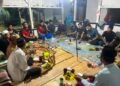 Anggota Satgas TMMD Ke-129 Kodim 0601/Pandeglang mengikuti pengajian malam bersama warga di Kampung Pangburangan, Desa Pasirgadung, Kecamatan Patia, Sabtu (01/08/2026), sebagai wujud kemanunggalan TNI dengan rakyat.
