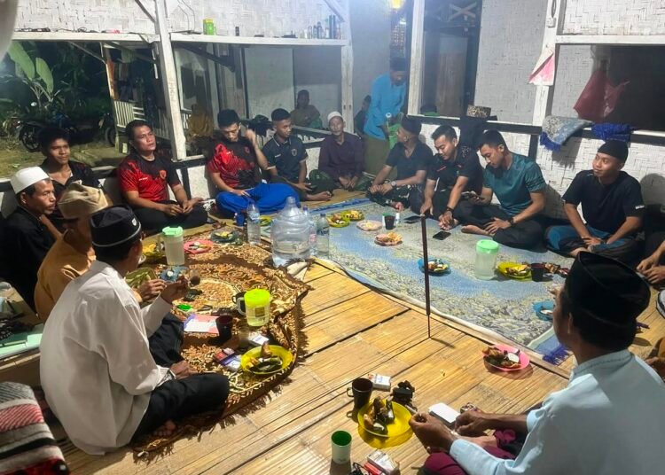 Di Bawah Cahaya Pengajian, TMMD Ke-129 Kodim 0601/Pandeglang Menyatukan TNI dan Warga 46 Anggota Satgas TMMD Ke-129 Kodim 0601/Pandeglang mengikuti pengajian malam bersama warga di Kampung Pangburangan, Desa Pasirgadung, Kecamatan Patia, Sabtu (01/08/2026), sebagai wujud kemanunggalan TNI dengan rakyat.