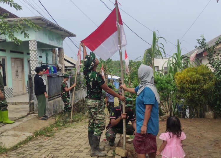 Jelang HUT RI Ke-81, Satgas TMMD Ke-129 Kodim 0601/Pandeglang Hidupkan Semangat Merah Putih di Desa Pasirgadung 46 Personel Satgas TMMD Ke-129 Kodim 0601/Pandeglang bersama warga memasang bendera Merah Putih di Kampung Pangburangan, Desa Pasirgadung, Kecamatan Patia, menjelang HUT Ke-81 Kemerdekaan RI.