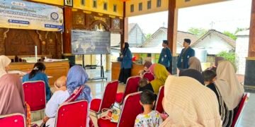 Cegah Stunting Lewat Pangan Lokal, Mahasiswa KKN Unair Gelar Program "MASAK" di Desa Tunggulrejo 62 Pemaparan materi mengenai pentingnya MPASI sesuai usia anak untuk mendukung tumbuh kembang optimal serta mencegah masalah gizi pada balita.