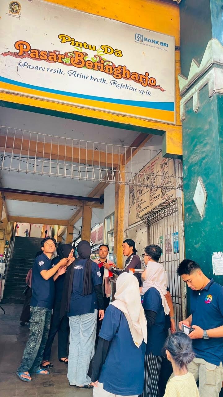 Sambut HUT Ke-81 RI, Mahasiswa KKN UMBY Kelompok 114 Hiasi Pasar Beringharjo Tengah 48 WhatsApp Image 2026 08 04 at 10.48.21