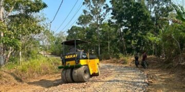 Tahap Demi Tahap Diselesaikan, Jalan TMMD di Pasirgadung Makin Nyata 29 Proses pemadatan jalan menggunakan alat berat dalam kegiatan TMMD Ke-129 Kodim 0601/Pandeglang di Desa Pasirgadung, Kecamatan Patia.