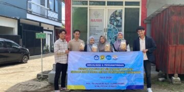 Tingkatkan Kualitas Produk Rempeyek "Najwa Catering" melalui Standarisasi Pengemasan 56 Tim pengabdian Universitas Jember bersama owner "Najwa Catering"