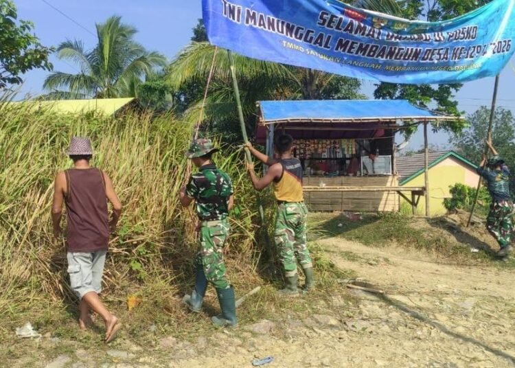 Tak Surut Semangat, Satgas TMMD Sigap Perbaiki Spanduk yang Roboh Diterpa Angin 47 WhatsApp Image 2026 08 06 at 09.40.09