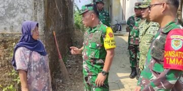 Tim Wasev Mabes TNI Tinjau Progres TMMD Ke-129 Kodim 0601/Pandeglang di Patia 28 Brigjen TNI Joni Pardede berdialog dengan warga saat meninjau progres pelaksanaan TMMD Ke-129 Kodim 0601/Pandeglang di Desa Pasirgadung, Kecamatan Patia, Jumat (7/8/2026). Kunjungan Tim Wasev Mabes TNI bertujuan memastikan program berjalan tepat sasaran dan memberi manfaat nyata bagi masyarakat.