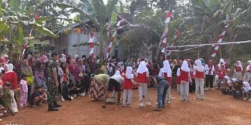 Satgas TMMD Jadi Juri, Lomba Senam Kreasi Meriahkan HUT ke-81 RI di Pasirgadung 28 Satgas TMMD ke-129 Kodim 0601/Pandeglang menjadi juri lomba senam kreasi yang diikuti 22 tim warga Desa Pasirgadung dalam rangka menyambut HUT ke-81 Kemerdekaan RI.