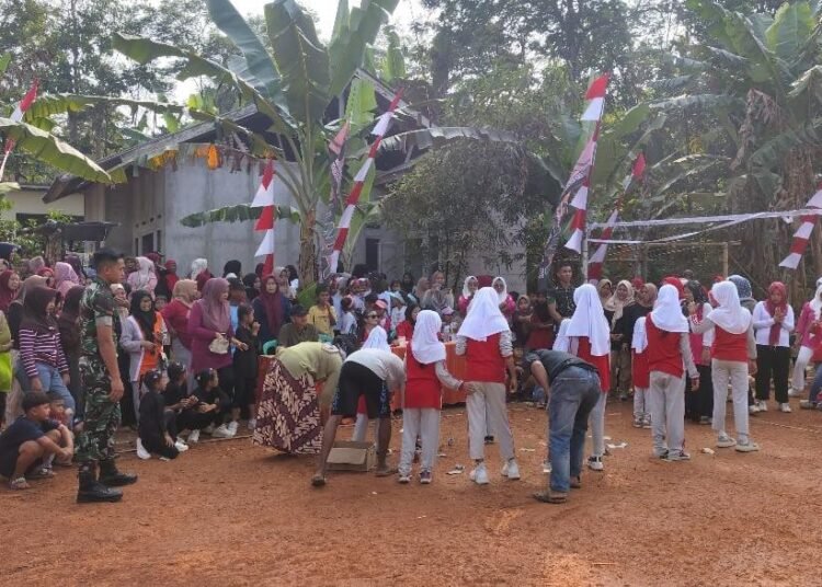 Satgas TMMD Jadi Juri, Lomba Senam Kreasi Meriahkan HUT ke-81 RI di Pasirgadung 47 Satgas TMMD ke-129 Kodim 0601/Pandeglang menjadi juri lomba senam kreasi yang diikuti 22 tim warga Desa Pasirgadung dalam rangka menyambut HUT ke-81 Kemerdekaan RI.