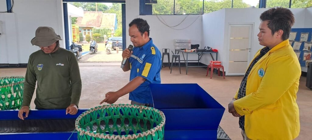 Dosen Bersama Mahasiswa PNJ Hadirkan Inovasi Pengelolaan Sampah melalui Smart Waste Sorting System di Desa Wantilan, Subang 49 WhatsApp Image 2026 08 09 at 15.03.23