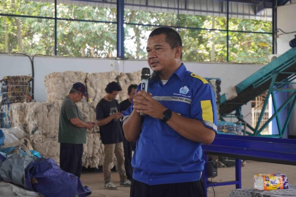 Dosen Bersama Mahasiswa PNJ Hadirkan Inovasi Pengelolaan Sampah melalui Smart Waste Sorting System di Desa Wantilan, Subang 47 WhatsApp Image 2026 08 09 at 21.04.28 1 11zon