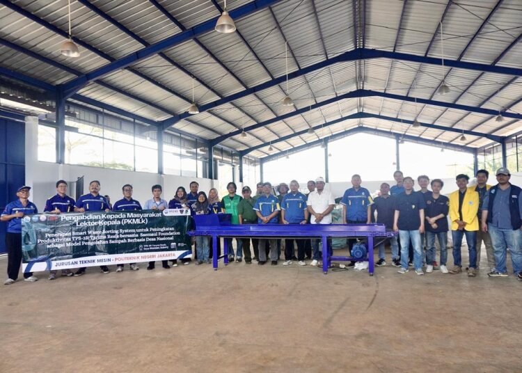 Dosen Bersama Mahasiswa PNJ Hadirkan Inovasi Pengelolaan Sampah melalui Smart Waste Sorting System di Desa Wantilan, Subang 46 Foto Bersama Tim Politeknik Negeri Jakarta Bersama Peserta