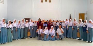 Dengar Suara ‘Ngiiing’ Tanpa Sebab? Mahasiswa Farmasi UNG Ajak Siswa SMAN 1 Kabila Kenali Tinitus 58 Mahasiswa Farmasi Universitas Negeri Gorontalo saat menyampaikan edukasi mengenai tinnitus kepada siswa SMAN 1 Kabila, Senin (3/8/2026)