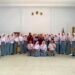 Mahasiswa Farmasi Universitas Negeri Gorontalo saat menyampaikan edukasi mengenai tinnitus kepada siswa SMAN 1 Kabila, Senin (3/8/2026)