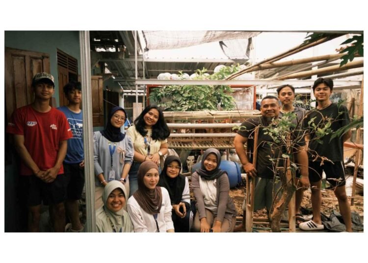 KKN Reguler Tim II Universitas Diponegoro Desa Purwosuman Kembangkan Sistem Pengairan Otomatis dan Kandang Ayam Petelur untuk Green House Kelompok Disabilitas Desa 48 Dokumentasi bersama ketua KDD