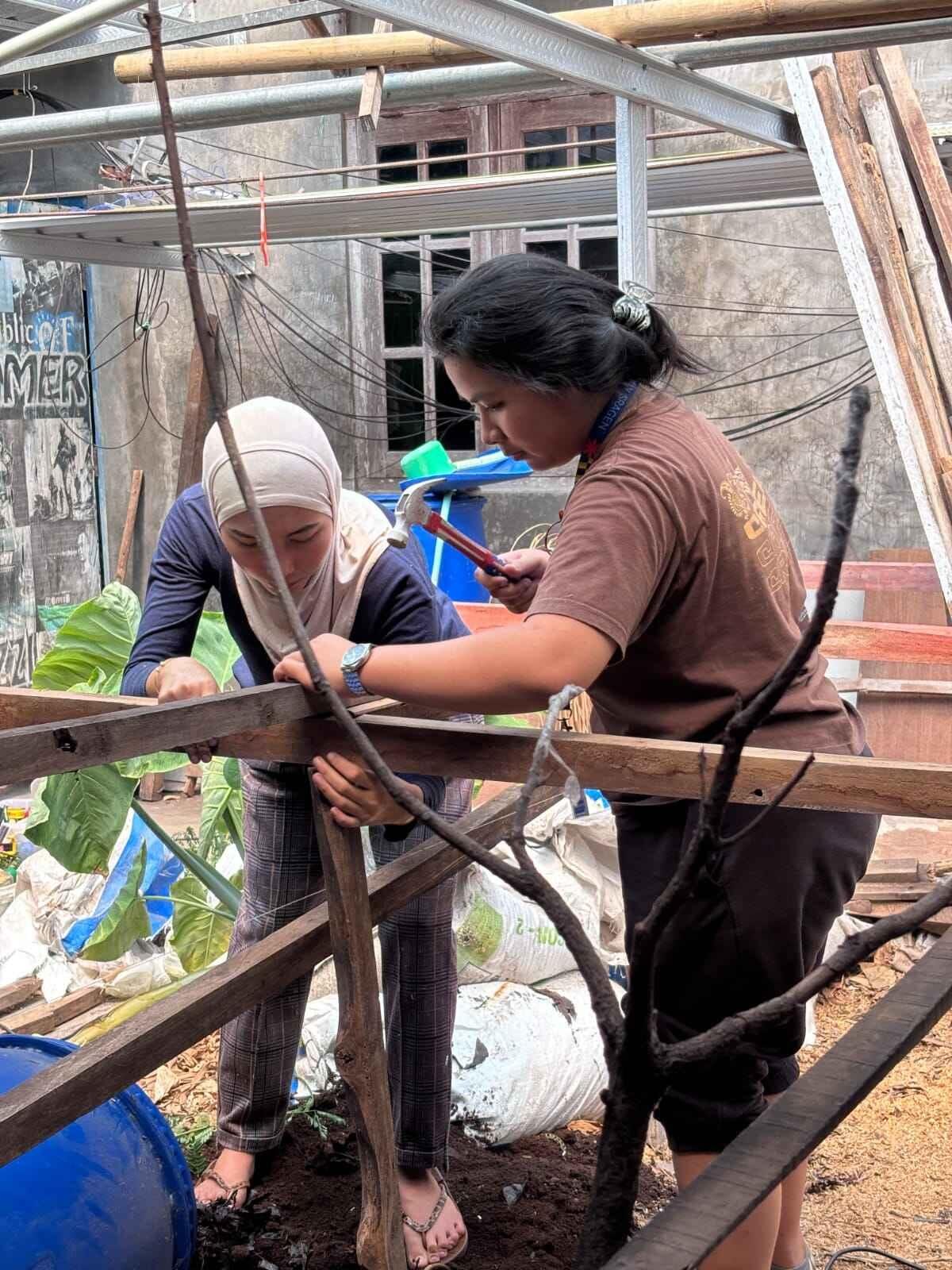 KKN Reguler Tim II Universitas Diponegoro Desa Purwosuman Kembangkan Sistem Pengairan Otomatis dan Kandang Ayam Petelur untuk Green House Kelompok Disabilitas Desa 49 Proses pengerjaan irigasi otomatis dan kandang ayam petelur