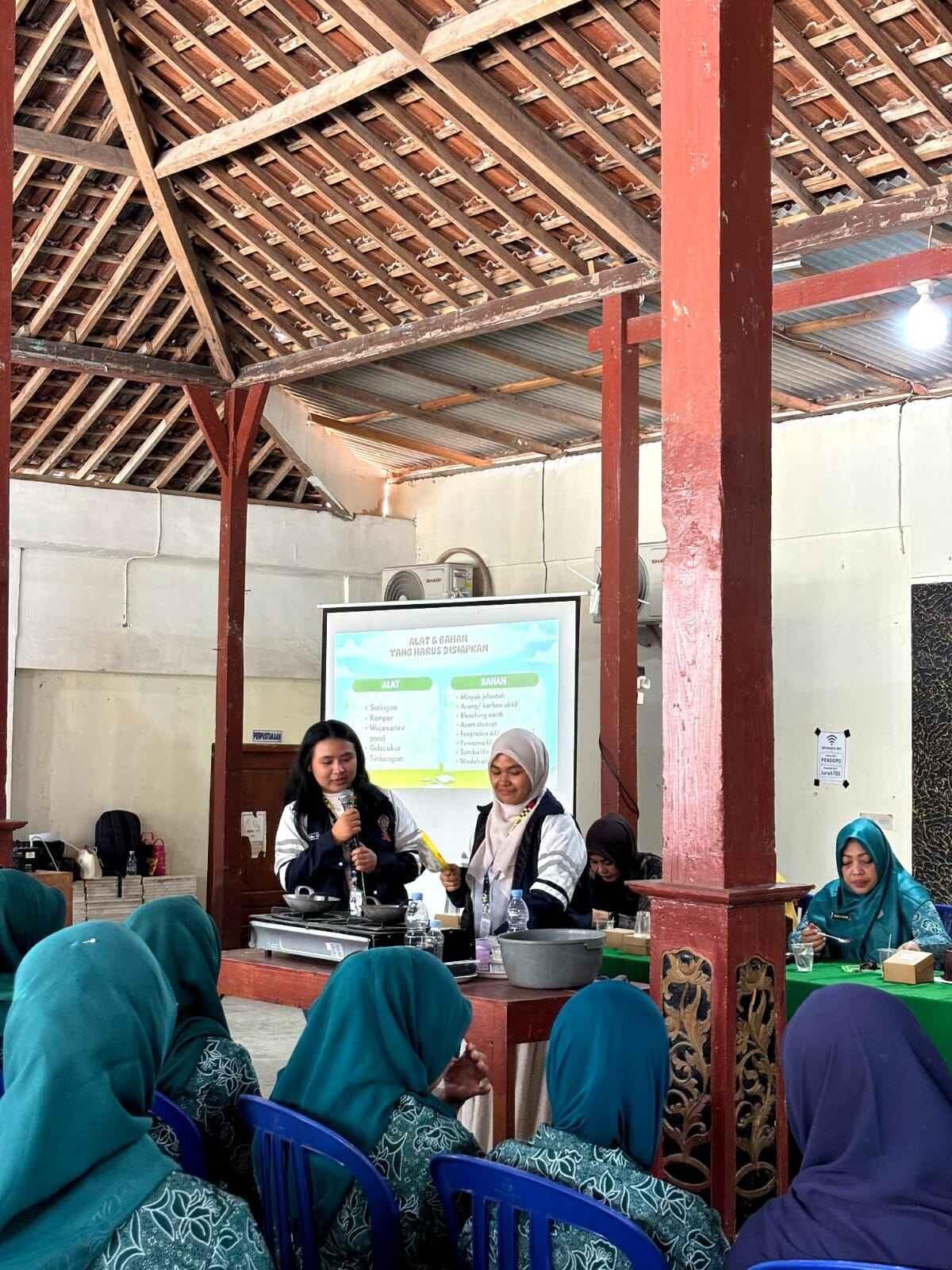 KKN Tim II 2026 Universitas Diponegoro Dampingi Ibu-Ibu PKK Desa Purwosuman Manfaatkan Minyak Jelantah Menjadi Lilin Aromaterapi 49 Demonstrasi pembuatan lilin aromaterapi dari minyak jelantah kepada ibu ibu PKK di Desa Purwosuman