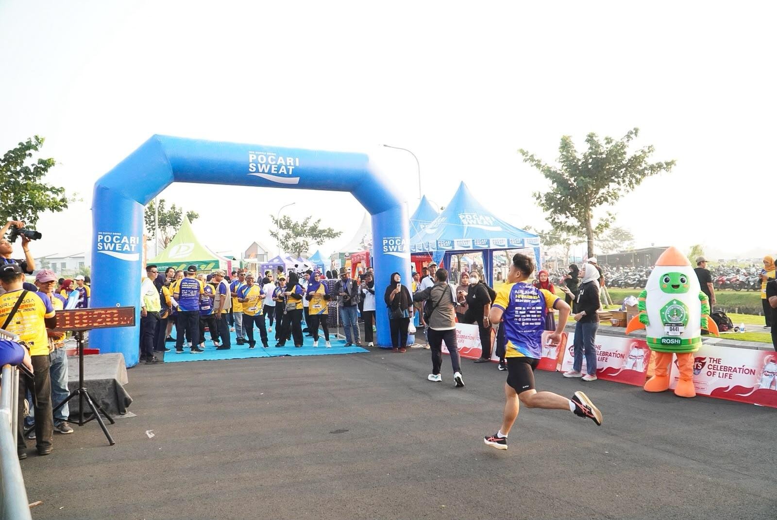 Maskot ROSHI Meriahkan Airlangga Kahuripan Run Fest 5K 2026, Bawa Rumah Sakit Lebih Dekat dengan Masyarakat 50 WhatsApp Image 2026 08 23 at 12.13.32