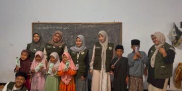 Mengaji Jadi Lebih Menyenangkan! Aksi Seru Mahasiswa KKN 171 UMM Dampingi Santri TPQ Desa Harjokuncaran 47 Dokumentasi mahasiswa KKN 171 UMM bersama santri TPQ Iqomatul Islam usai pelaksanaan program pendampingan belajar (Sumber: Dokumentasi Pribadi)