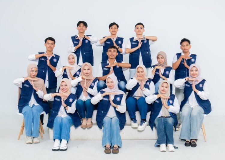 Mahasiswa KKN UHO Bersama Masyarakat Desa Terapung Gelar Wonua Bersih 48 WhatsApp Image 2026 08 28 at 18.17.24