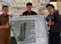 Mengenal Desa dari Dekat: KKN UMM 171 Petakan Potensi dan Kehidupan Harjokuncaran 50 Penyerahan secara simbolis hasil akhir Peta Infografis Desa kepada perangkat Desa Harjokuncaran oleh perwakilan mahasiswa KKN 171 UMM (Sumber: Dokumentasi Pribadi)
