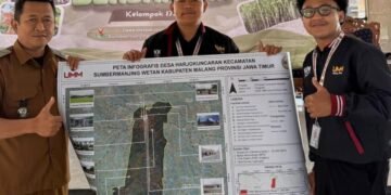 Mengenal Desa dari Dekat: KKN UMM 171 Petakan Potensi dan Kehidupan Harjokuncaran 56 Penyerahan secara simbolis hasil akhir Peta Infografis Desa kepada perangkat Desa Harjokuncaran oleh perwakilan mahasiswa KKN 171 UMM (Sumber: Dokumentasi Pribadi)