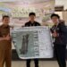 Mengenal Desa dari Dekat: KKN UMM 171 Petakan Potensi dan Kehidupan Harjokuncaran 59 Penyerahan secara simbolis hasil akhir Peta Infografis Desa kepada perangkat Desa Harjokuncaran oleh perwakilan mahasiswa KKN 171 UMM (Sumber: Dokumentasi Pribadi)