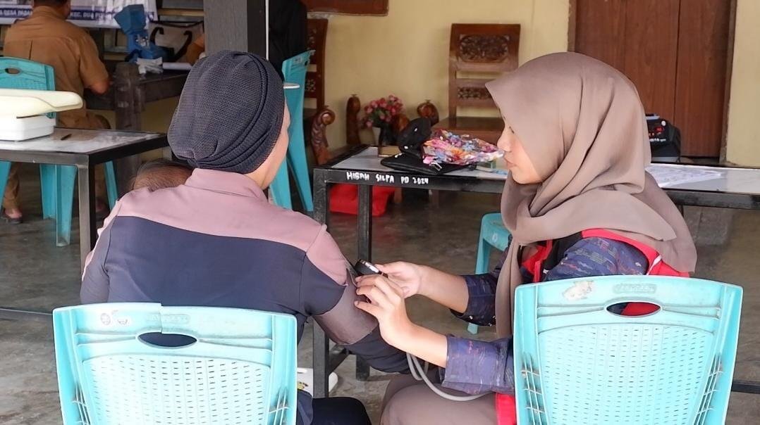 Mahasiswa Universitas Hasanuddin saat melaksanakan Kuliah Kerja Nyata Profesi Kesehatan (KKN-PK) Gelombang 69 (Sumber: Dokumentasi Pribadi) 
