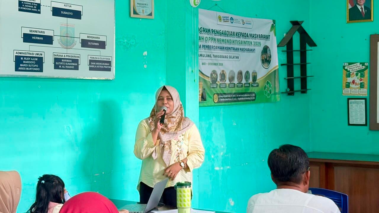 Dokumentasi Tim Pengabdian UPNVJ memberikan pelatihan pembuatan ecoenzym kepada warga Bank Sampah Pondok Berkah (Sumber: Dokumentasi Pribadi)