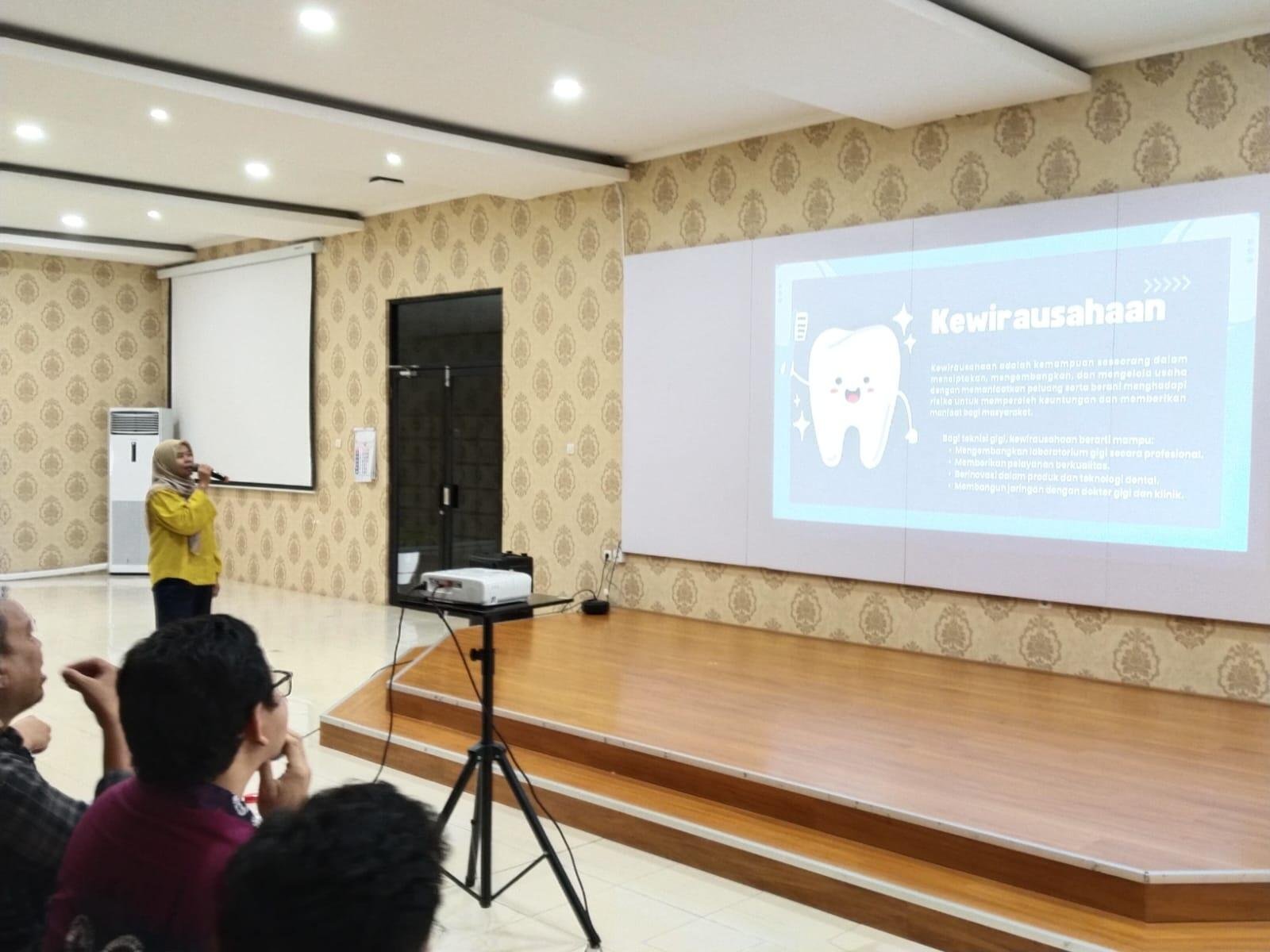 Pengabdian Poltekkes Jakarta II Tingkatkan Kepercayaan Diri Teknisi Gigi Pemula 48 Dokumentasi kegiatan pembinaan teknisi gigi pemula yang diselenggarakan Poltekkes Kemenkes Jakarta II bersama DPW PTGI DKI Jakarta (Sumber: Dokumentasi Pribadi)